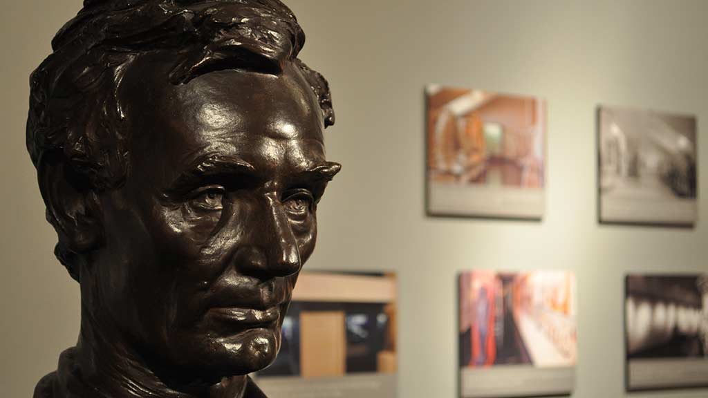 angled closeup of a sculpture of Albraham Lincoln