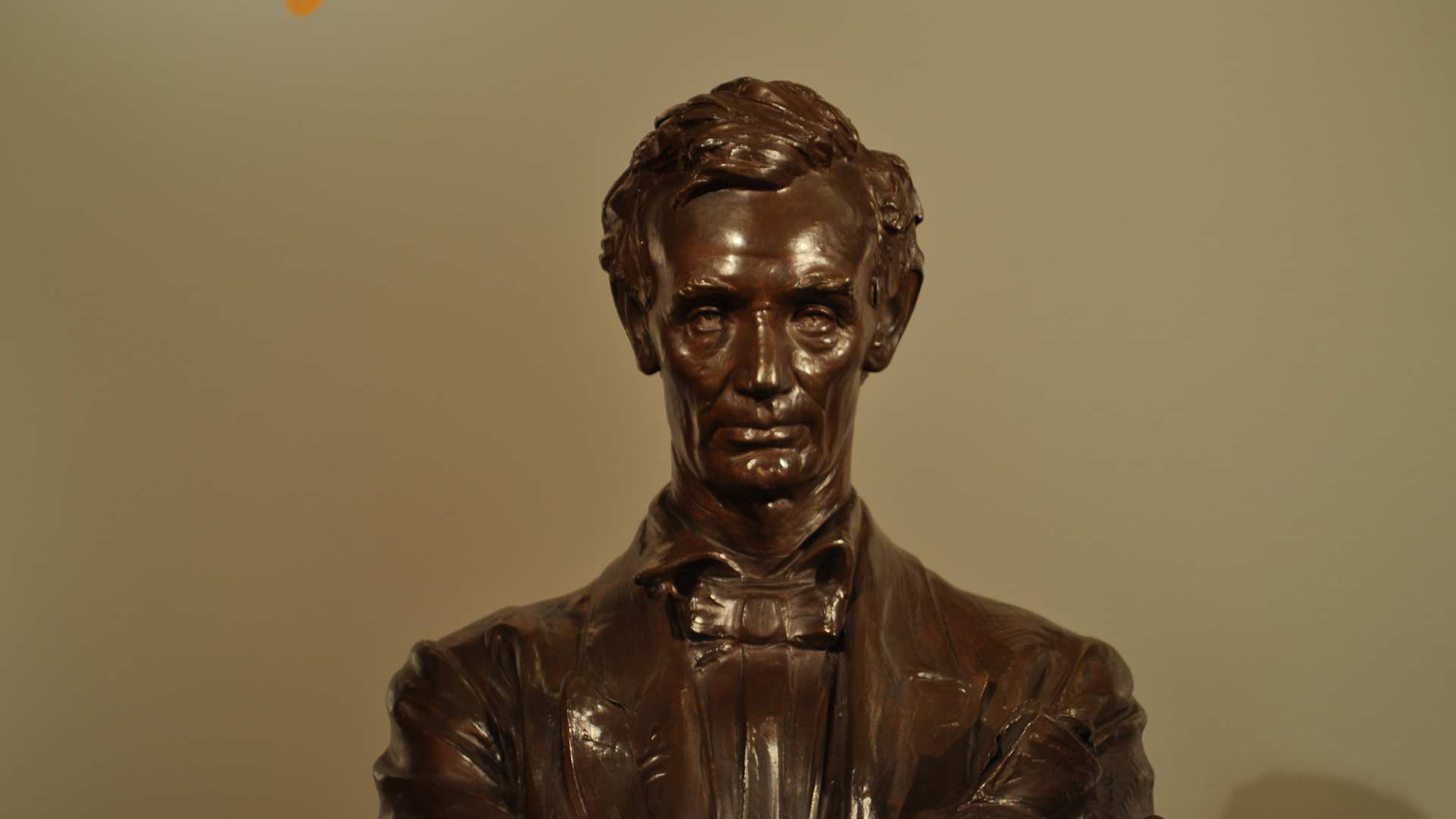 front view of the sculpture of Albraham Lincoln