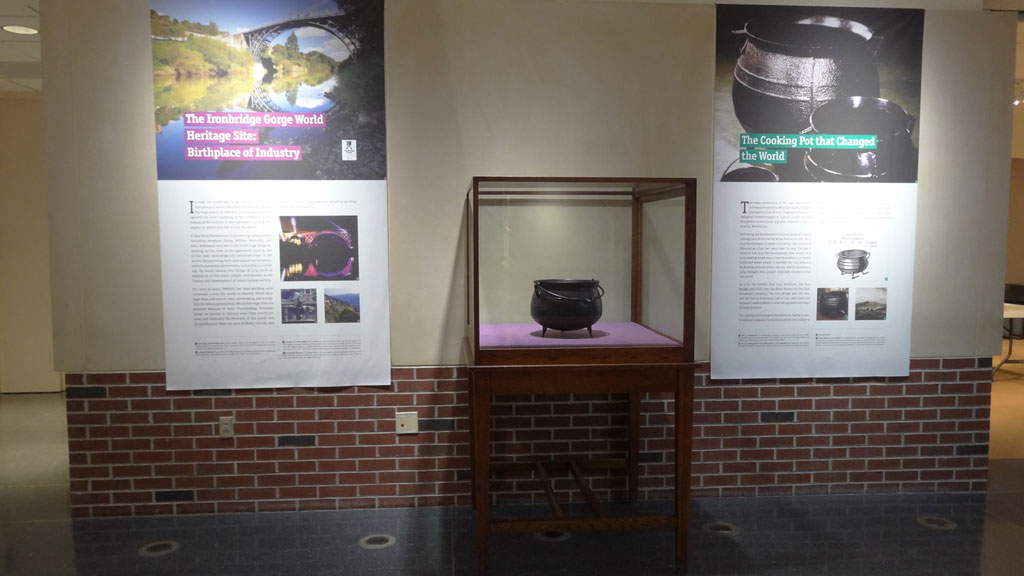 middle view exhibit overview, a cooking iron pot in the plexiglass
