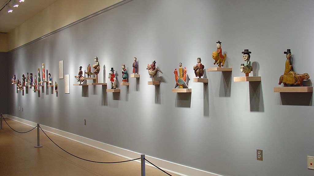 side view, figure sculptures arranged on the wall