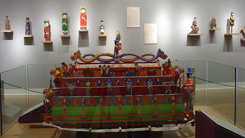 people on a dragon boat, figure sculptures arranged on the wall