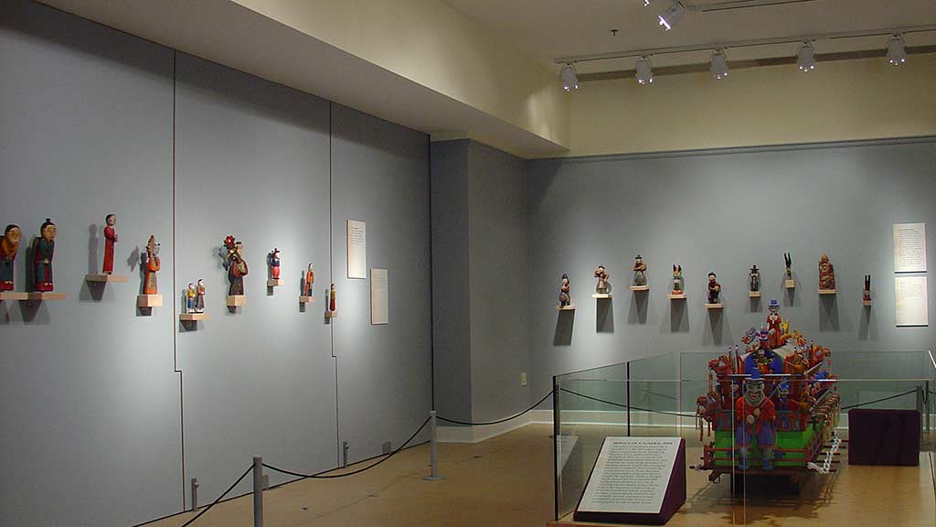 corner view, figure sculptures arranged on the wall