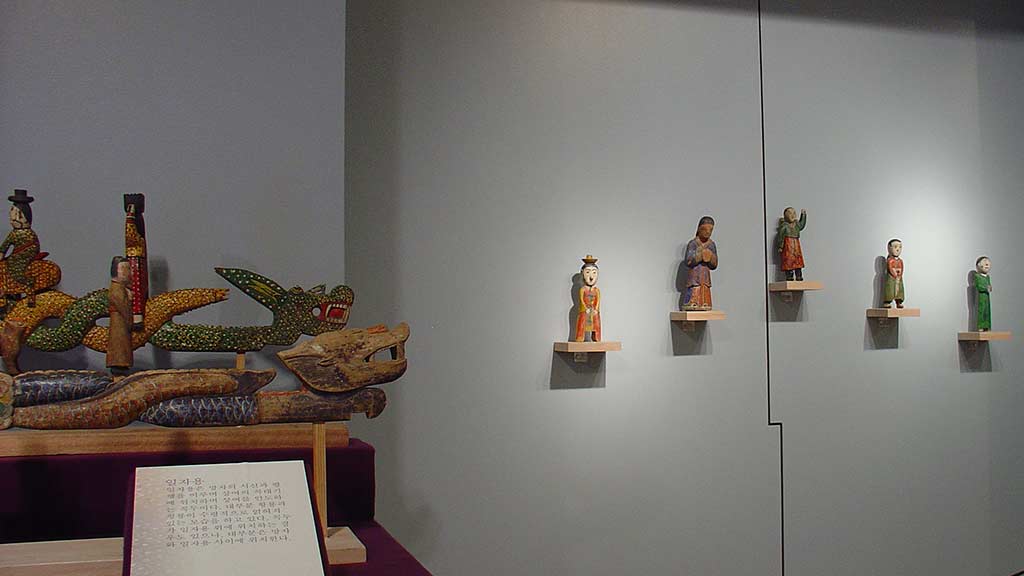 figures on a dragon boat, figure sculptures arranged on the wall