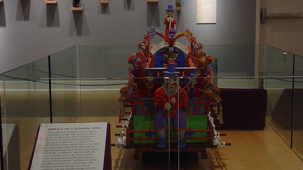 red and blue, many figures on a dragon boat
