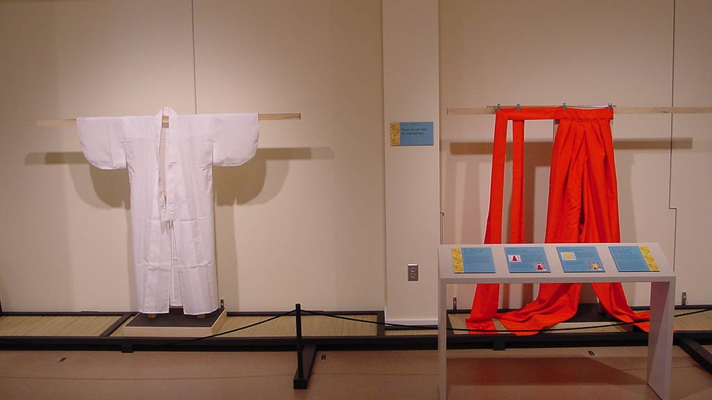 front view, white and red kimonos