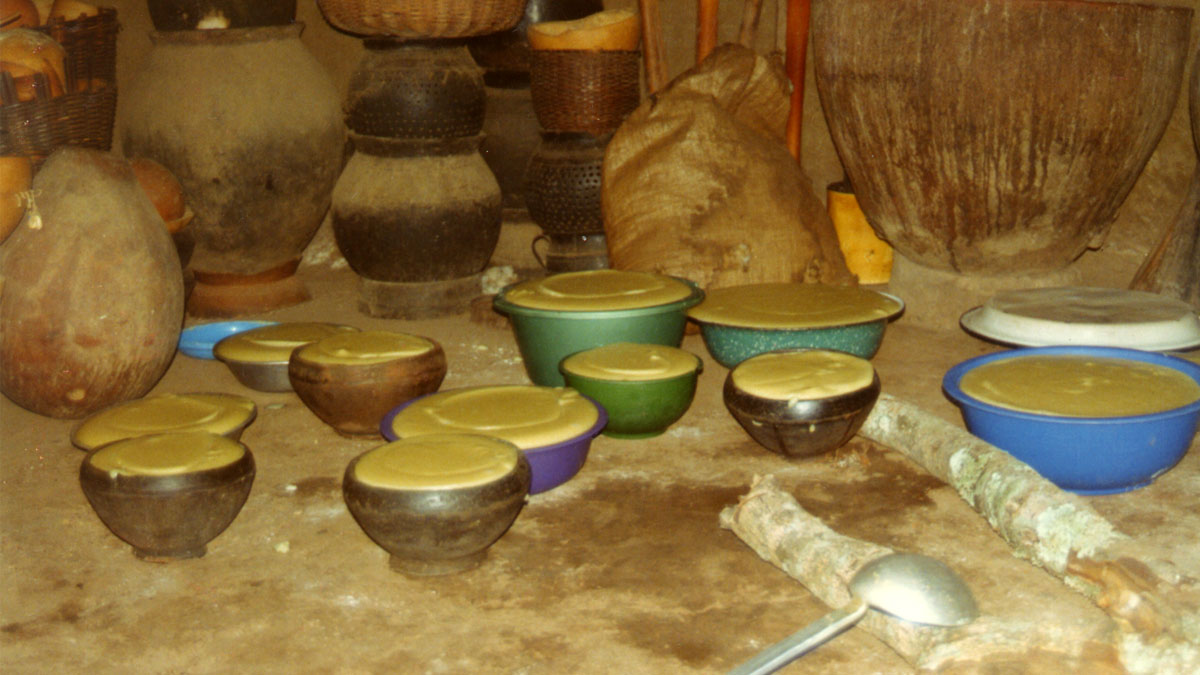 a lot of bowls filled with t&ocirc;