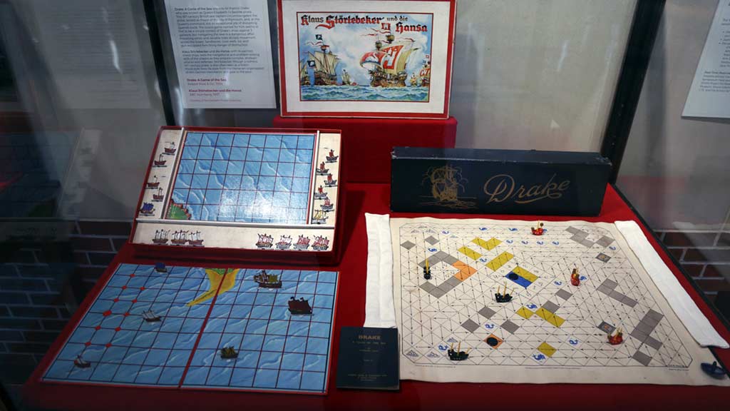 display case with the games 'drake' and 'klaus stortebecker und die hansa'